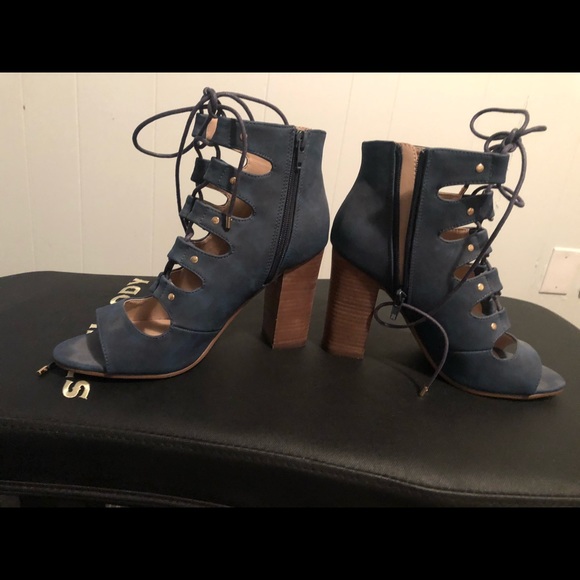 Cute tie up sandal heels - Picture 2 of 5